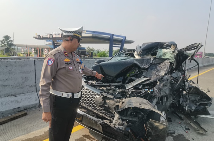 Panit PJR 3 Polda Jatim Ipda Ridho Pramana saat mendatangi lokasi kejadian kecelakaan di tol SuMo terlihat mobil Inova zenix yang ringsek parah.(PJR 3 Polda Jatim)
