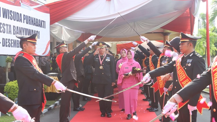 Polresta Banyuwangi menggelar upacara kenaikan pangkat dan pelepasan purna bhakti di halaman Mapolresta Banyuwangi, Rabu (31/12/2025). (blok-a.com/Istimewa)