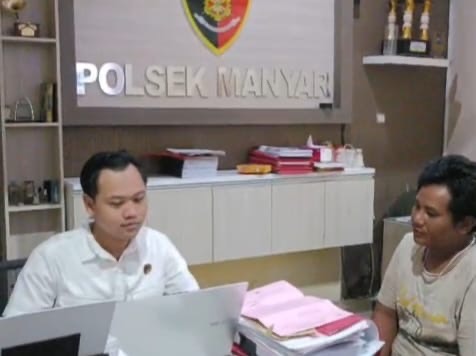 Teks foto : Pelaku penganiaya saat antre di SPBU di Gresik diamankan Satreskrim Polsek Manyar.(ist)