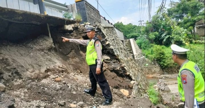 Caption : Anggota Polsek Wongsorejo saat melakukan pengecekan perihal ambrolnya dinding penahan jembatan Alasbuluh. (dok Polsek Wongsorejo untuk blok-a.com).
