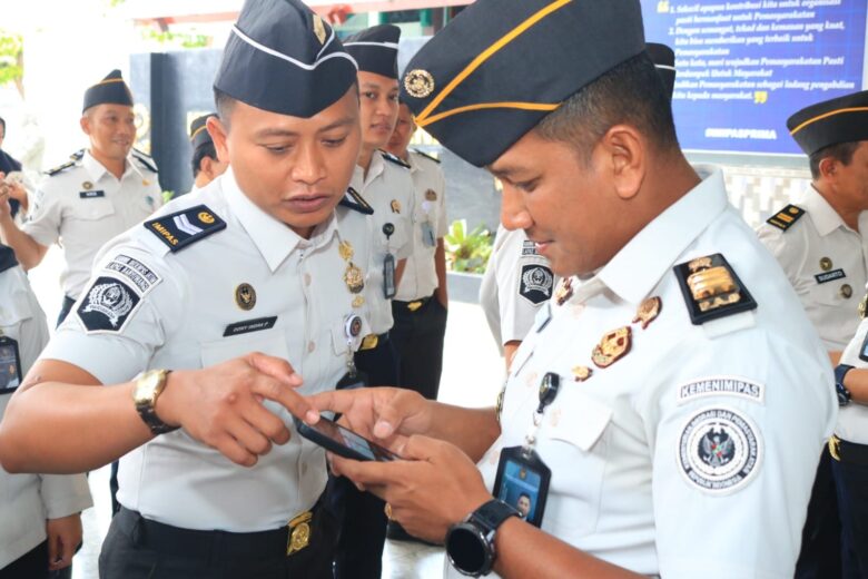 Caption : Berkomitmen tidak ada petugas yang terlibat judol, Kalapas Banyuwangi, I Wayan Nurasta Wibawa, pimpin gelar sidak memeriksa ponsel seluruh pegawai, Senin (5/1/2026)(Humas Kalapas untuk blok-a.com).