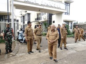 Bupati Malang, HM Sanusi saat meninjau perbaikan jalan di Singosari (pro)