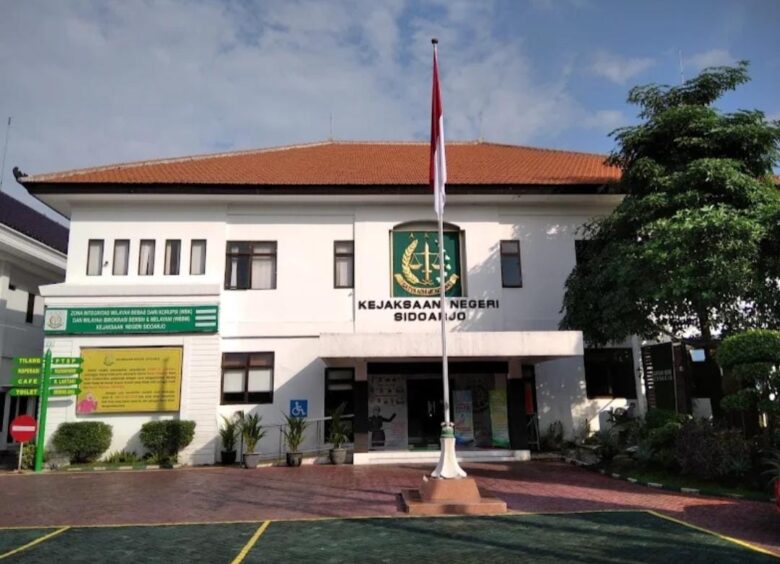 Dugaan penggelapan dana desa (DD) tahun anggaran 2025 ratusan juta rupiah yang terjadi di desa Mliriprowo, Kecamatan Tarik, dilaporkan ke Kejaksaan Negeri (Kejari) Sidoarjo.