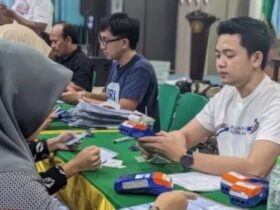 Pendistribusian Buku Rekening dan Kartu Debit bagi mahasiswa Unisma penerima KIP-Kuliah angkatan 2025. (dok : Istimewa)