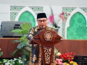 Rektor UNISMA, Prof. Drs. H. Junaidi, M.Pd., Ph.D. saat menyampaikan sambutan dalam acara Pelantikan Pengurus UKM Unisma Periode 2026. (istimewa)