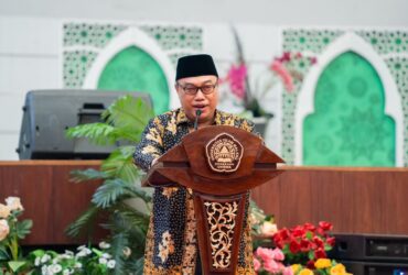 Rektor UNISMA, Prof. Drs. H. Junaidi, M.Pd., Ph.D. saat menyampaikan sambutan dalam acara Pelantikan Pengurus UKM Unisma Periode 2026. (istimewa)