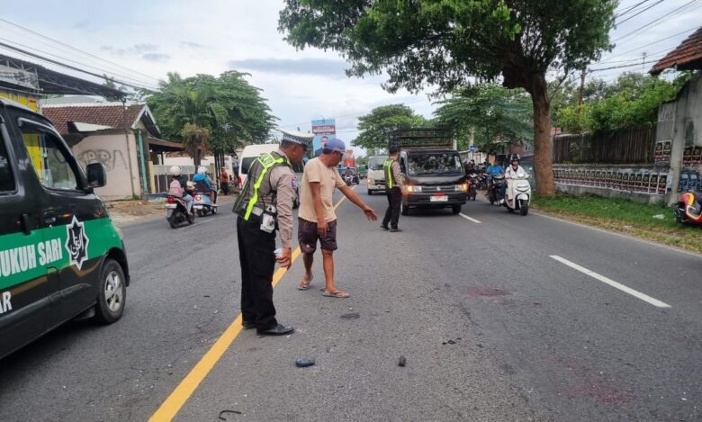 Caption : Piket Lantas Polsek Kabat, saat lakukan olah TKP lakalantas Dumptruk kontra sepeda motor, di Jalan Raya Banyuwangi - Jember, yang menewaskan satu korban jiwa, Sabtu (3/1/2026)(dok Satlantas Polresta Banyuwangi untuk blok-a.com).