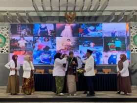 Prosesi penyematan jas almamater kepada lulusan terbaik, dr. Ferawati Widyatmoko. (dok : istimewa)