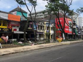 Kondisi kawasan Jalan Soekarno Hatta usai proyek drainase rampung. (blok-a.com / Ibrahim)