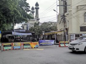 Penutupan Jalan Merdeka Timur menjelang pengajian akbar yang digelar Minggu (4/1/2025) besok (blok-a.com / Yogga Ardiawan)