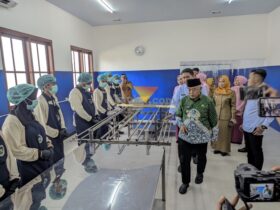 Bupati Malang, HM Sanusi bersama Sekretaris I Tim Percepatan MBG saat mengecek SPPG (blok-a.com / Yogga Ardiawan)
