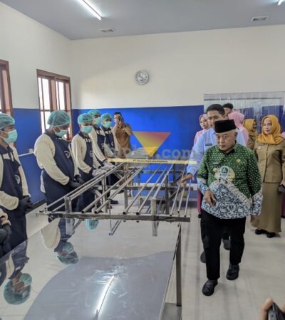 Bupati Malang, HM Sanusi bersama Sekretaris I Tim Percepatan MBG saat mengecek SPPG (blok-a.com / Yogga Ardiawan)
