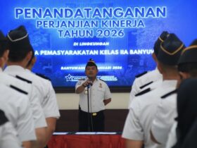 Caption : Mengawali tahun 2026, seluruh jajaran pejabat struktural dan staf Lapas Kelas IIA Banyuwangi melakukan penandatanganan Perjanjian Kinerja dan Pakta Integritas, Rabu (7/1/2026)(dok Humas Lapas).