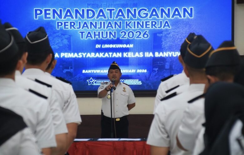 Caption : Mengawali tahun 2026, seluruh jajaran pejabat struktural dan staf Lapas Kelas IIA Banyuwangi melakukan penandatanganan Perjanjian Kinerja dan Pakta Integritas, Rabu (7/1/2026)(dok Humas Lapas).