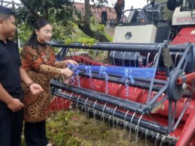 FOTO : Wakil Wali Kota Blitar, Elim Tyu Samba, menyerahkan bantuan mesin pemanen padi dari Wamentan kepada Gapoktan Kecamatan Sukorejo. (blok-a.com/Fajar)