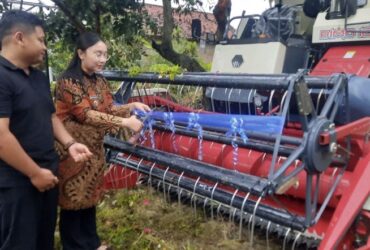 FOTO : Wakil Wali Kota Blitar, Elim Tyu Samba, menyerahkan bantuan mesin pemanen padi dari Wamentan kepada Gapoktan Kecamatan Sukorejo. (blok-a.com/Fajar)