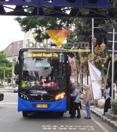 Bus Trans Jatim saat melewati koridor Kayutangan (blok-a.com / Yogga Ardiawan)