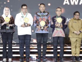 Wahyu Hidayat (tengah) menerima penghargaan atas capaian Universal Health Coverage (UHC) 2026 kategori utama. (istimewa)