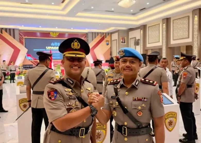 AKBP Ramadhan Nasution (kiri) melanjutkan AKBP Rovan Richars Mahenu (kanan) jabat Kapolres Gresik.(ist)