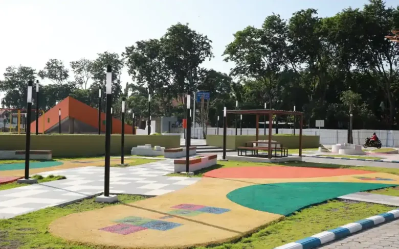 Pembukaan pagar penutup alun-alun Sidoarjo