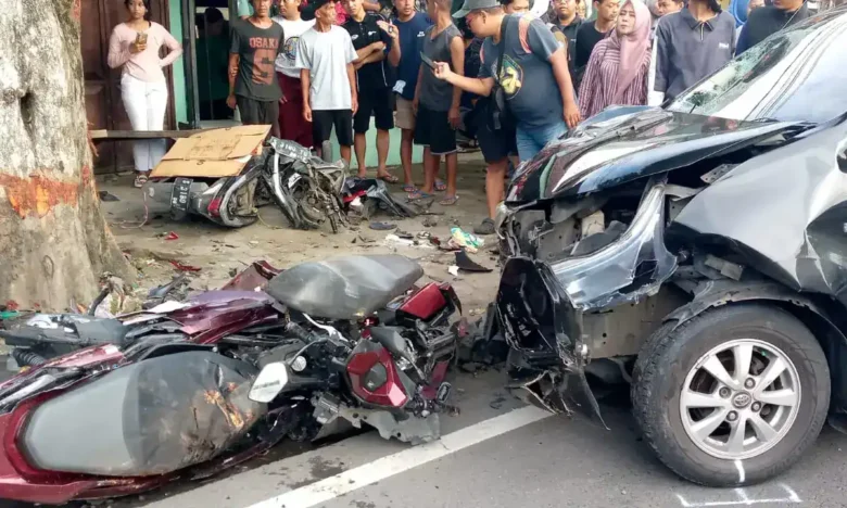 Mobil Toyota Avanza dan beberapa motor yang ringsek setelah terlibat kecelakaan.(blok-a.com/Syahrul Wijaya)