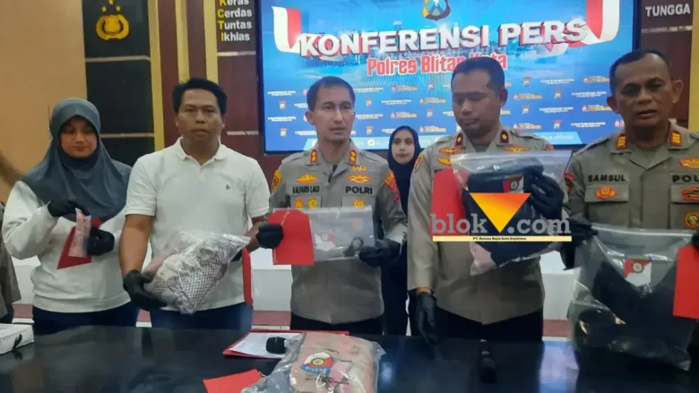 Kapolres Blitar Kota, AKBP Kalfaris Triwijaya Lalo menunjukan barang bukti kasus pembunuhan di Gandean Kabupaten Blitar. (blok-a.com/Fajar)