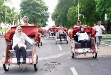 Bupati Ipuk bersama Waketum Yayasan GSN, dan rombongan Forkopimda saat merasakan menjadi penumpang becak listrik, Sabtu (24/1/2026)