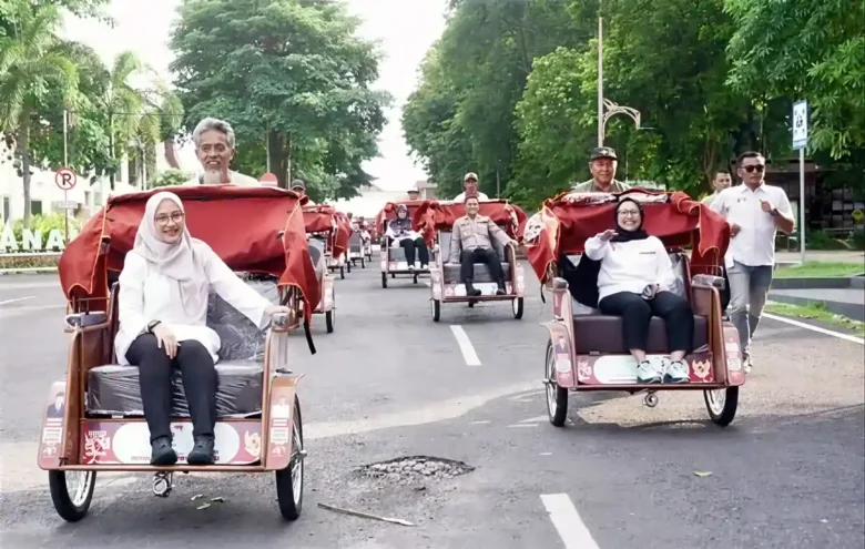 Bupati Ipuk bersama Waketum Yayasan GSN, dan rombongan Forkopimda saat merasakan menjadi penumpang becak listrik, Sabtu (24/1/2026)