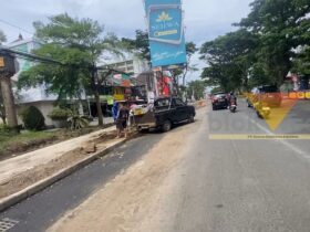 Proyek pembangunan drainase di Jalan Soekarno-Hatta (Suhat), Kota Malang, mengalami keterlambatan penyelesaian. Hingga Rabu (7/1/2026)
