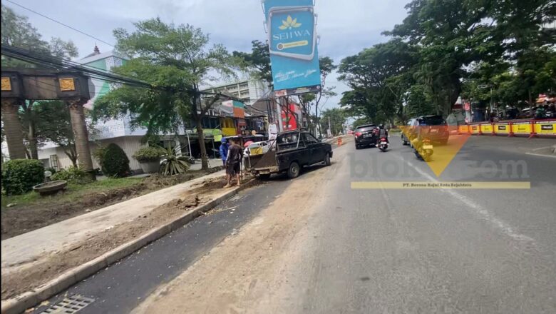 Proyek pembangunan drainase di Jalan Soekarno-Hatta (Suhat), Kota Malang, mengalami keterlambatan penyelesaian. Hingga Rabu (7/1/2026)