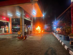 Mobil Suzuki Carry yang terbakar saat isi BBM di SPBU Kepanjen (polresmalang)