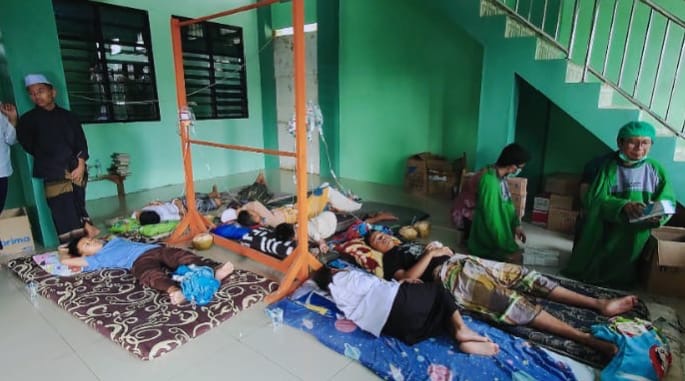 Teks: Para santri yang keracunan setelah mengkonsumsi program Makan Bergizi Gratis (MBG).(blok-a.com/Syahrul Wijaya)