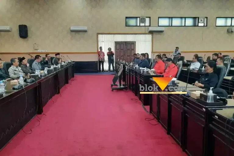 Perwakilan pekerja kontrak dan THL saat hearing bersama Komisi I, II dan III di Graha Paripurna DPRD Kota Blitar. (blok-a.com/Fajar)