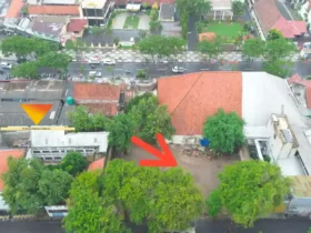 Foto udara bekas bangunan eks Asrama Vereenigde Oostindische Compagnie (VOC) di kawasan Heritage Bandar Grissee, Jalan Basuki Rahmat, Gresik yang telah dibongkar.(blok-a.com/ivan)