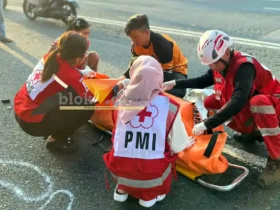 Korban meninggal akibat kecelakaan saat dievakuasi oleh petugas.(blok-a.com/Syahrul Wijaya)