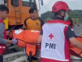 Korban meninggal di TKP saat dievakuasi petugas.(blok-a.com/Syahrul Wijaya)