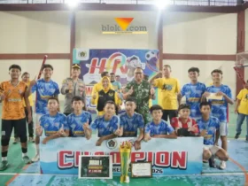 Juara Pertama kompetisi futsal piala PWI Mojokerto Cup 2026 dari tim SMPN 1 Kota Mojokerto.(blok-a.com/Syahrul Wijaya)