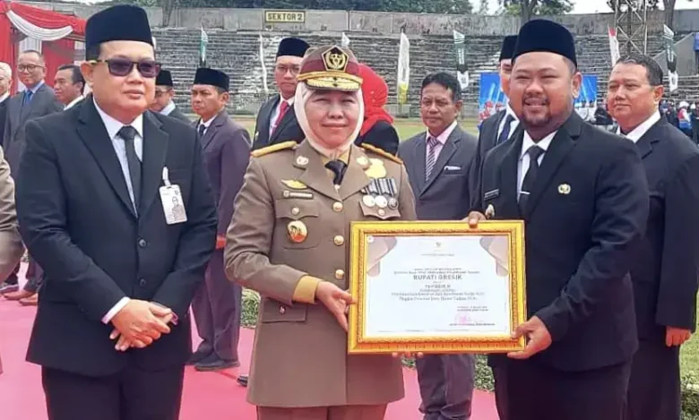 Gubernur Jatim Khofifah Indar Parawansa (tengah) memberikan penghargaan K3 Platinum kepada Bupati Gresik Fandi Akhmad Yani (kanan).(blok-a.com/ivan)
