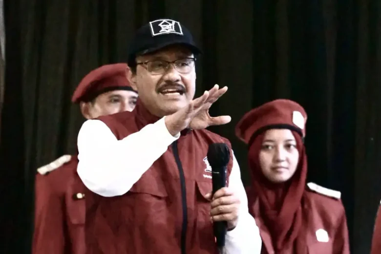 Menteri Sosial (Mensos) Saifullah Yusuf saat memberikan sambutan kepada para peserta dialog Sekolah Rakyat Bojonegoro (foto: ist)