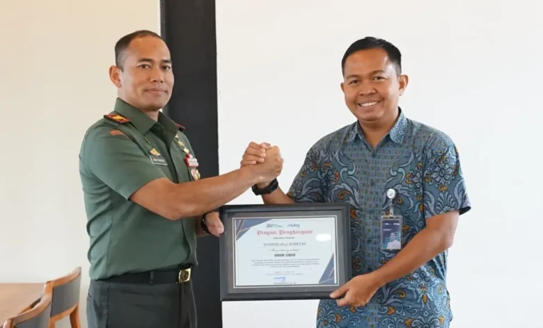 Kabulog Mojokerto memberikan penghargaan kepada Dandim 0814 Jombang.(Foto: Istimewa)