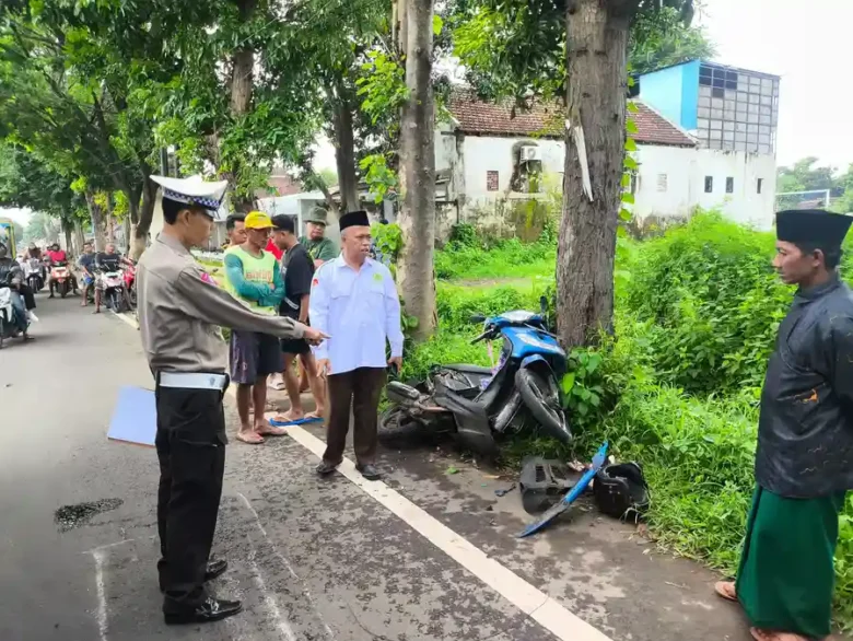 Piket lantas Polsek Wongsorejo, saat lakukan olah TKP kecelakaan yang terjadi di Jalan Raya Situbondo-Banyuwangi, Selasa (13/1/2026)(dok Kanitlantas Polsek Wongsorejo untuk blok-a.com).