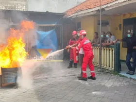 Warga Kelurahan Lumpur dilatih praktik langsung pemadaman api di lapangan oleh tim HSSE Pertamina Patra Niaga Bitumen Plant Gresik.(blok-a.com/ivan)