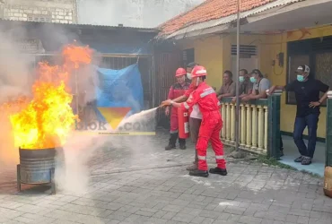 Warga Kelurahan Lumpur dilatih praktik langsung pemadaman api di lapangan oleh tim HSSE Pertamina Patra Niaga Bitumen Plant Gresik.(blok-a.com/ivan)