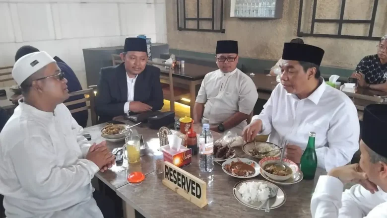 PCNU Banyuwangi Kubu Sultan saat Bertemu Pj Ketua Umum PBNU KH Zulfa Mustofa di Warung Sate Bagong, Kecamatan Cluring, Minggu (28/1/2026)(blok-a.com/Istimewa)