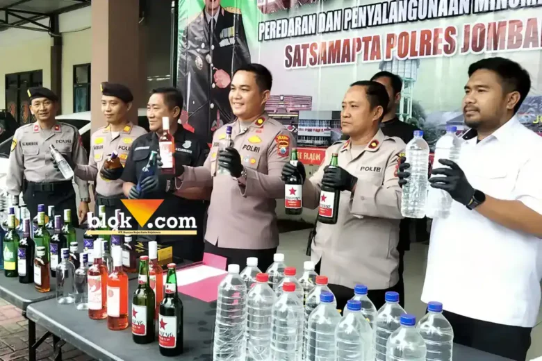 Wakapolres Jombang bersama Kasatreskrim, kasatSamapta, Kasi Humas menunjukkan barang bukti miras ilegal yang berhasil diamankan.(blok-a.com/Syahrul Wijaya)