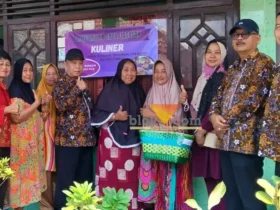 Kepala dinas sosial P3A kota Mojokerto Choirul Anwar nomor dua dari kanan usai monev di KUBE Mulya Jaya, kelurahan Jagalan.(blok-a.com/Syahrul Wijaya)