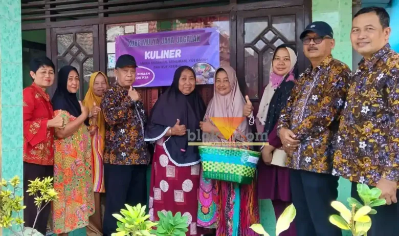 Kepala dinas sosial P3A kota Mojokerto Choirul Anwar nomor dua dari kanan usai monev di KUBE Mulya Jaya, kelurahan Jagalan.(blok-a.com/Syahrul Wijaya)