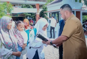 Bupati Gresik Fandi Akhmad Yani (kanan).(dok.pemkab Gresik)