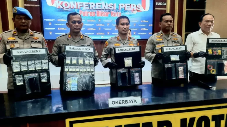 Kapolres Blitar Kota Kapolres Blitar Kota AKBP Kalfaris Triwijaya Lalo, S.I.K., M.I.K. dalam konferensi pers. (blok-a.com/Fajar)