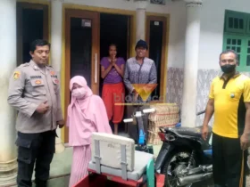 Jajaran Polsek Tegalsari saat membantu mengantar jemput Sahroni dan Siti Aisah, penyandang disabilitas ke Ponpes Darussalam Blokagung hingga ke rumahnya, Jum'at, (30/1/2026)(blok-a.com/Kuryanto)